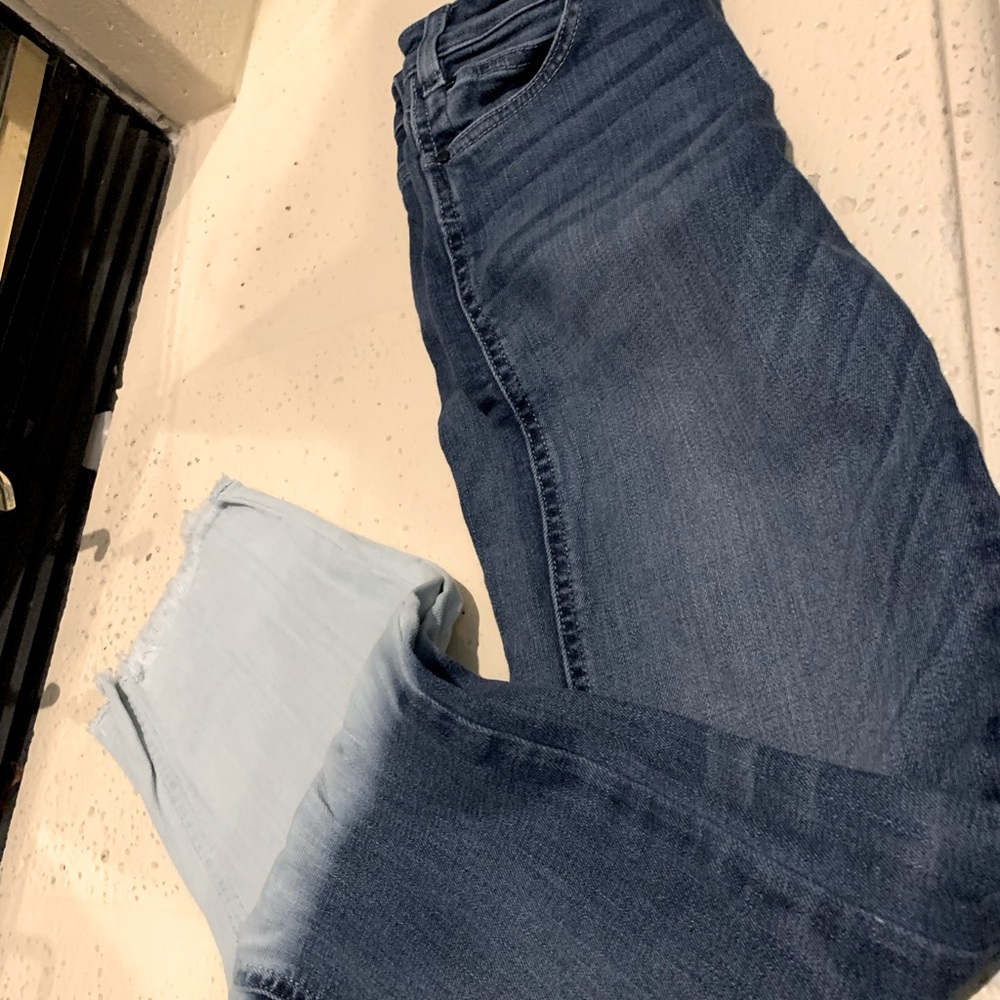 Pair of 25 Guess jeans with a lot of stretch